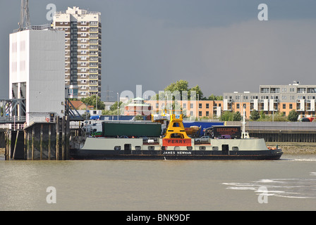 Woolwich ferry sur la Tamise, Londres Est Banque D'Images