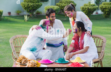 Family celebrating Holi Banque D'Images