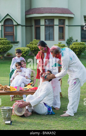 Family celebrating Holi Banque D'Images