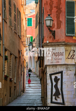 Scène de rue dans la Vieille Ville (old town) partie de Nice sur la côte d'Azur (Côte d'Azur) Banque D'Images