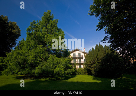 L'un des chalets Napoléon III à Vichy (Allier - France). Un des chalets Napoléon III à Vichy (Allier - France). Banque D'Images