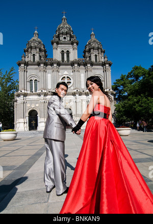 Les jeunes mariés chinois sur le chemin de l'église ( pour une séance photo ). Banque D'Images