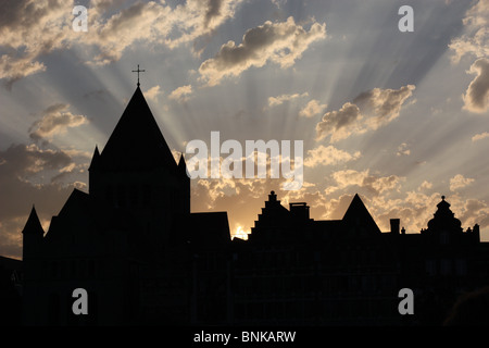 Coucher du soleil la place de Tournai, Belgique, rayons de lumière, les ombres, les nuages Banque D'Images