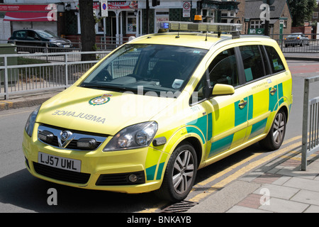 Un ambulancier Ambulance Londres voiture garée sur double lignes jaunes sur les lieux d'un incident à Hounslow, Middx, UK. Banque D'Images