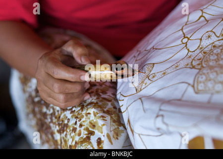 Close up démonstration de fabrication de batik à la cire chaude à une usine de batik à Yokyakarta, Central Java, Indonésie Banque D'Images