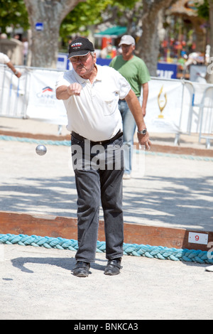 Le jeu français de boules qui se joue sur le front de mer esplanade à Cannes France Banque D'Images