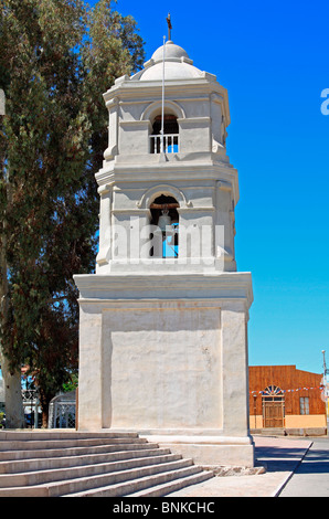 Clocher de l'église, église San Antonio, dans le village de Matilla, désert d'Atacama, nord du Chili Banque D'Images