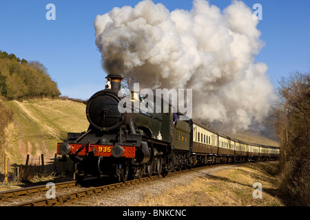 Ex GWR Mogul 9351 Kentsford entre ferme passé à la vapeur et sur la Washford Watchet West Somerset Railway, au Royaume-Uni à destination de Minehead Banque D'Images