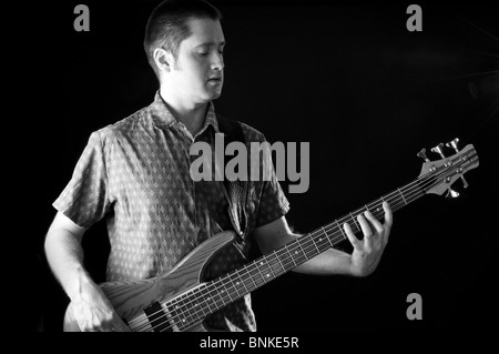 Guitare basse guitare basse ligne string strings player jouer à l'homme musicien musique instrument de musique musiciens rock boom ins Banque D'Images