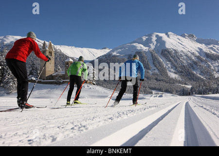 La Suisse de sports d'hiver ski de fond groupe trois canton des Grisons Grisons Bündnerland le ski de l'Engadine Banque D'Images