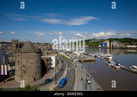 Vue de la tour Reginald 11ème siècle abritant le Musée Viking Waterford et les quais de l'hôtel, la ville de Waterford, Irlande Banque D'Images