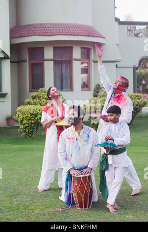 Family celebrating Holi Banque D'Images