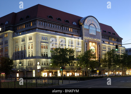 KaDeWe, magasin de la Karstadt-groupe, sur la place Wittenbergplatz, Tauentzienstasse, Schöneberg, Berlin, Allemagne. Banque D'Images