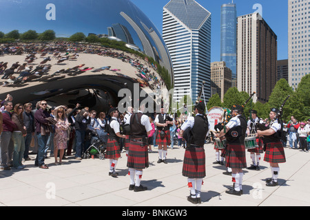 Le nord-ouest de l'Indiana Pipes and Drums Band jouer à Celtic festival dans le centre-ville de Chicago Banque D'Images