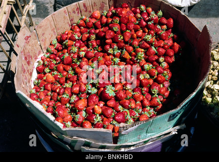 Les fraises à un bazar au Caire islamique. Banque D'Images