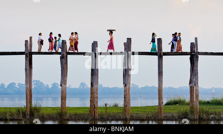Sur le lac de Pont UBein Thungtaman, près de Amarapura, Birmanie Myanmar Banque D'Images