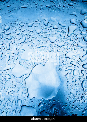 Les gouttelettes d'eau vu de dessus sur une surface plate Banque D'Images