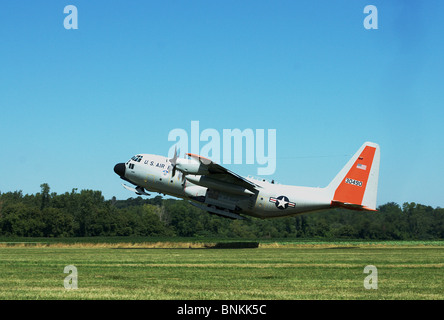 C-130 Hercules décolle à Geneseo Air Show piste gazonnée de patins. Banque D'Images