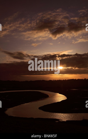 Coucher du soleil Ox Bow river Meander River Cuckmere Haven Parc National des South Downs 7 Sisters Cliffs Sussex England Banque D'Images