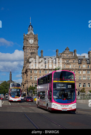 Les bus Lothian sur Princes Street à l'extérieur de l'Hôtel Balmoral Edinburgh Scotland UK Europe Banque D'Images