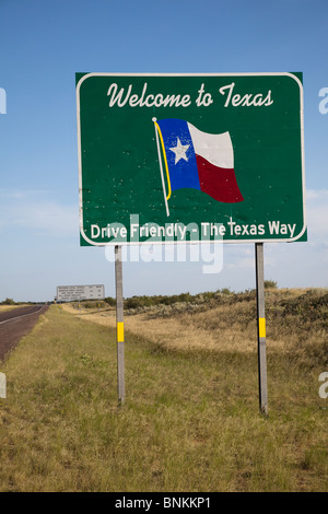 Texas welcome sign dur Friendly avec trous de balle sur la route 18 Texas USA Banque D'Images