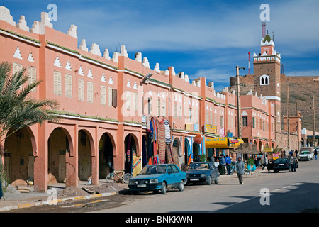 Centre-ville d'Agdz avec boutiques et mosquée, vallée de Draa, sud du Maroc Banque D'Images