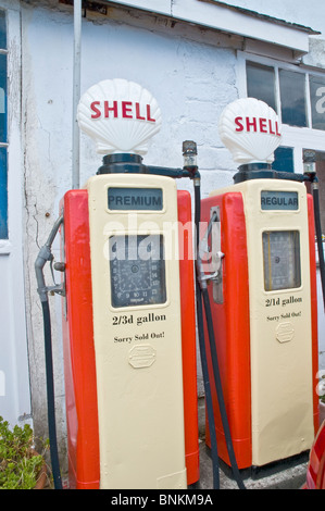 Vieilles pompes à essence et AA signe à St Mawes Cornwall Angleterre Banque D'Images