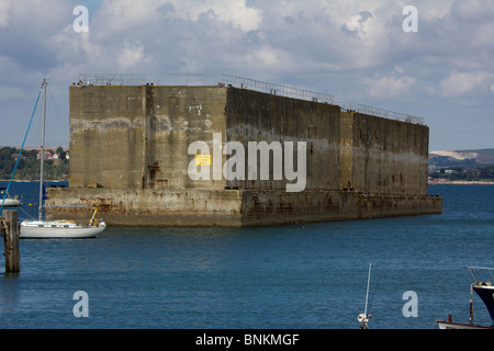 Mulberry Harbour - unités concrètes une paire de Phénix à Portland Harbor dorset england uk Banque D'Images