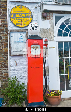 Vieilles pompes à essence et AA signe à St Mawes Cornwall Angleterre Banque D'Images