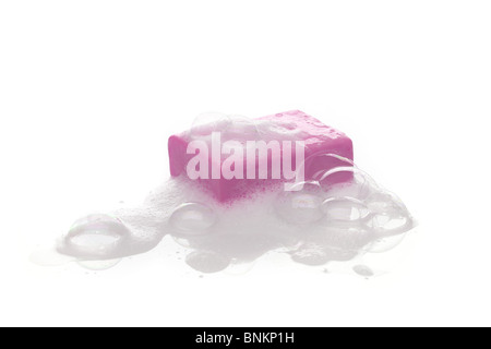 Une barre de savon bulle de savon rose avec isolé sur fond blanc Banque D'Images
