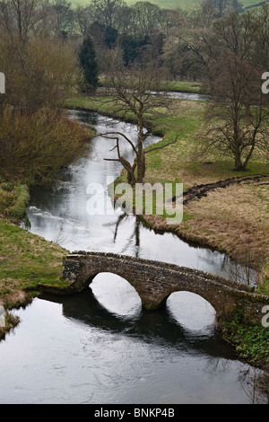 Dorothy Vernon Pont sur la rivière Wye dans le parc de Haddon Hall, près de Bakewell, Derbyshire. Banque D'Images