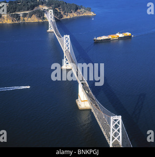 Vue aérienne au-dessus de P&O Nedloyd container ship approcher San Francisco Oakland Bay Bridge Californie Banque D'Images