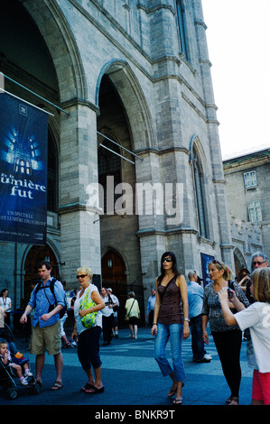 Les touristes à la basilique Notre-Dame à Montréal, Québec Banque D'Images