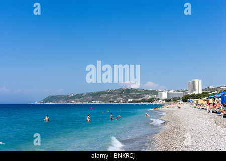 Plage d'Ixia, près de Ialyssos, baie de Funchal, Rhodes, Grèce Banque D'Images