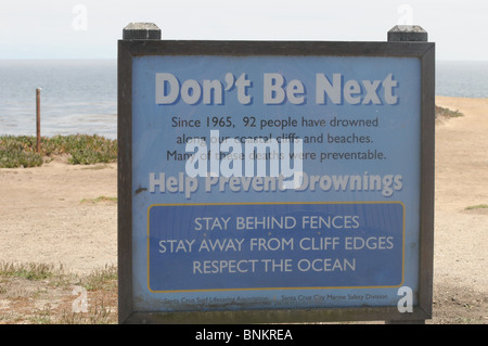 Un signe avise les personnes de rester loin de falaises près de surf à Santa Cruz, ca Banque D'Images