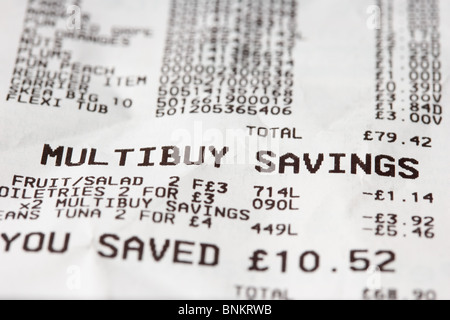 supermarché jusqu'à réception montrant les prix d'épargne multi-achat crise du coût de la vie Banque D'Images