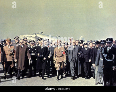 Crise de Munich le Premier ministre Neville Chamberlain (manteau sombre à gauche) arrive à Munich le 29 septembre 1938. Voir la description ci-dessous Banque D'Images