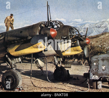 JUNKERS Ju88 Fighter Bomber/être ravitaillé par un personnel de la Luftwaffe Banque D'Images