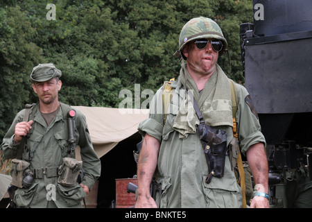 Une reconstitution de la conflit du Vietnam. Deux soldats habillés en uniforme militaire complet, debout à l'aise. La guerre et la paix show 2010 Banque D'Images