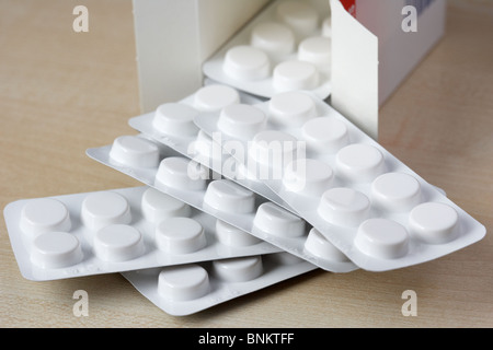 Multi pack de 100 co-codamol la codéine et le paracétamol comprimés en blister Banque D'Images