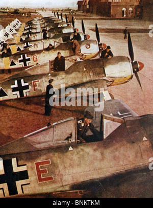 FOCKE WULFF FW190 fighters assisté par la mécanique de la Luftwaffe après les premiers avions ont été livrés en 1941 Banque D'Images