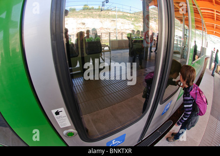 Train à crémaillère entre Monistrol et le sanctuaire de Montserrat, Espagne. Garçon à l'intérieur de trouver quelqu'un. Banque D'Images