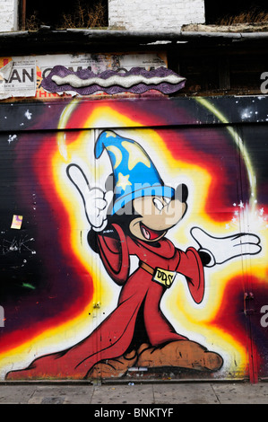 Graffiti de Mickey Mouse comme un magicien, Tower Hamlets, London England, UK Banque D'Images