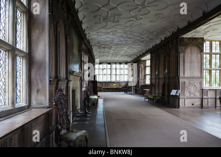 La longue galerie à Haddon Hall, près de Bakewell, Derbyshire. Banque D'Images