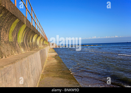 Clapotis de la mer du nord la mer mur à Overstrand, Norfolk, Angleterre, Royaume-Uni. Banque D'Images