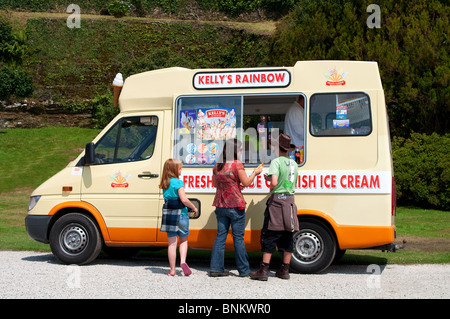 Une jeune famille qui achète des glaces à partir d'un van, England, UK Banque D'Images