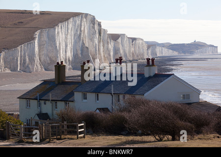 Cottages de garde-côtes à Urrugne, une partie de la gamme des falaises des sept Sœurs, East Sussex Banque D'Images