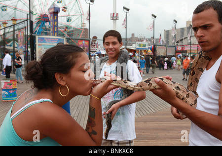 Snake woman kissing Coney Island, Brooklyn NY Banque D'Images