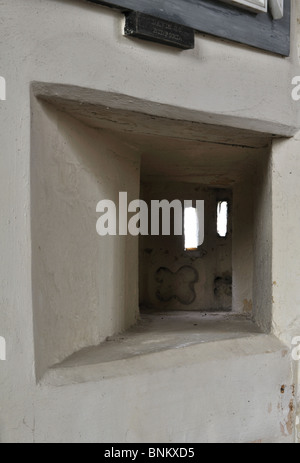 Un hagioscope ou loucher dans l'église All Saints, Weston sur Avon, dans le Warwickshire, Angleterre, RU Banque D'Images