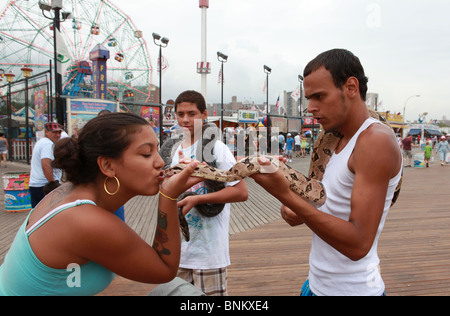 Snake woman kissing sur Boardwalk Coney Island Banque D'Images